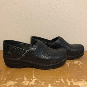 Dansko Black Tooled Leather Clogs Women’s Sz 10.5 / 41